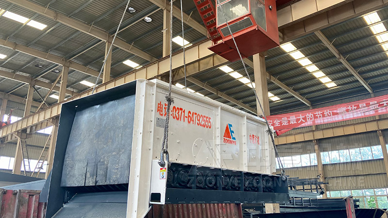 长久堆积垃圾处理站滚轴筛工厂实拍图片